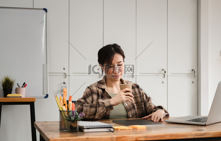 亚洲女性在室内笔记本电脑上工作