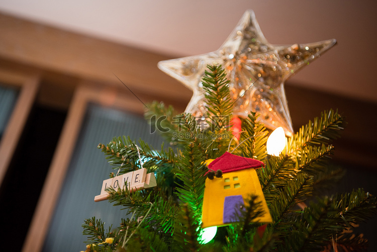圣诞树星近距离观察与小房子。