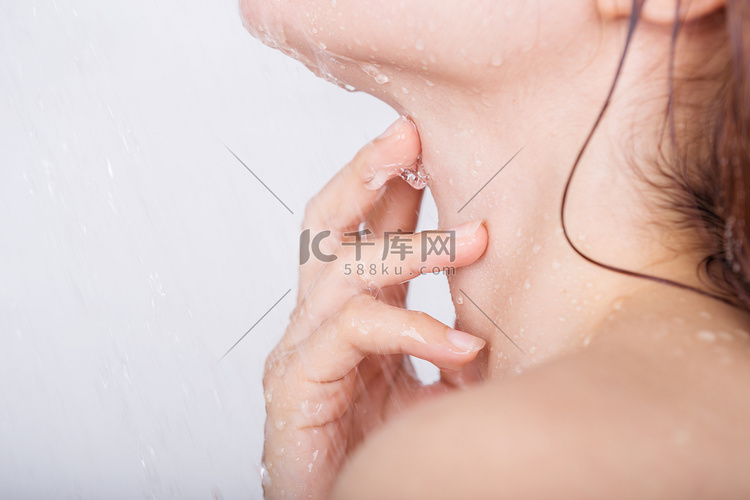 手牵着洗澡的女人的脖子