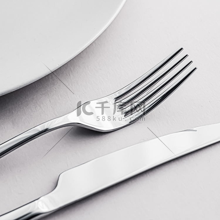 空盘子和餐具作为模型设置在白色