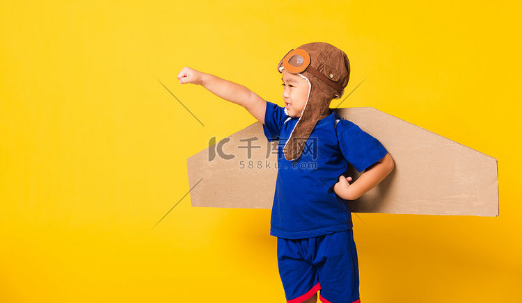 孩子小男孩微笑着戴飞行员帽玩耍