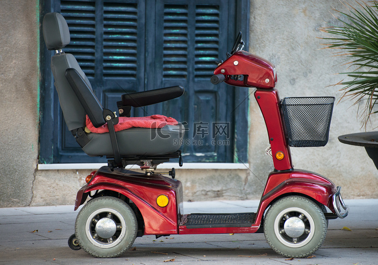 供残疾人使用的机动轮椅车。
