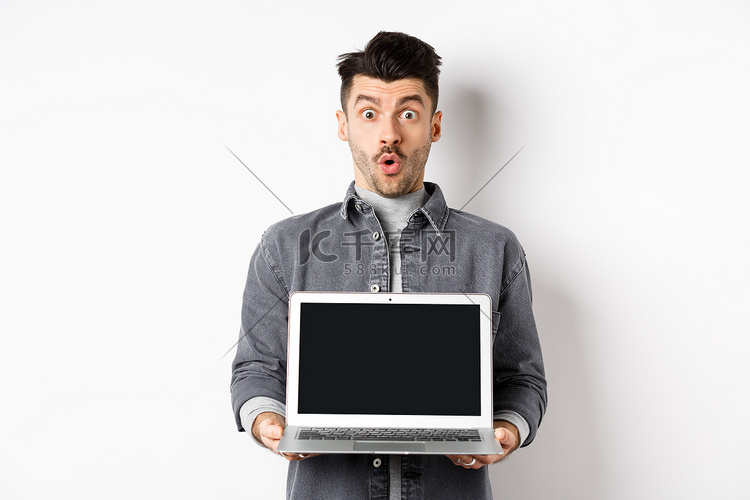 兴奋的男人展示了空的笔记本电脑