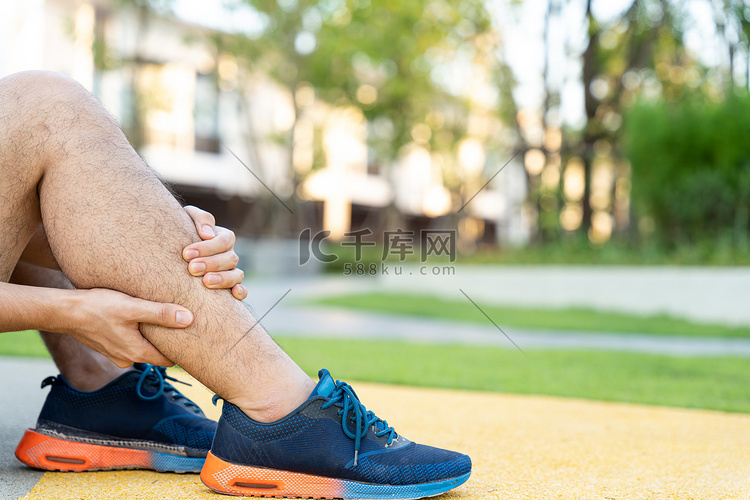 男跑步运动员腿部受伤和疼痛。