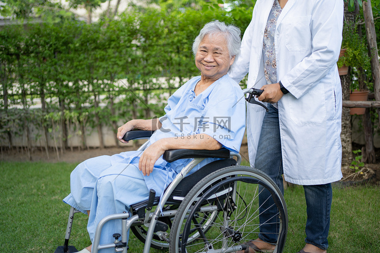 医生帮助和护理亚洲老年或老年老