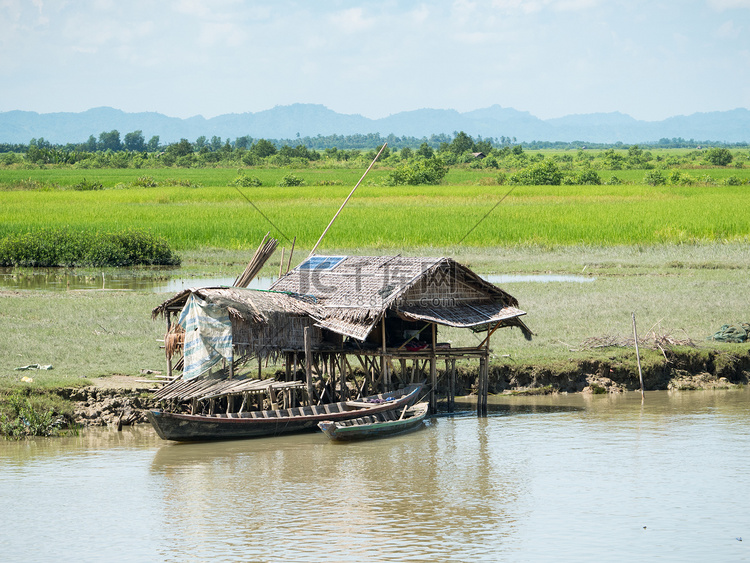 缅甸带太阳能电池板的简易房屋