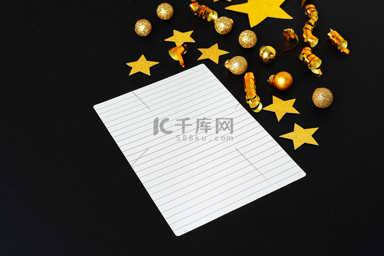 空白的纸片与金色的装饰星星。