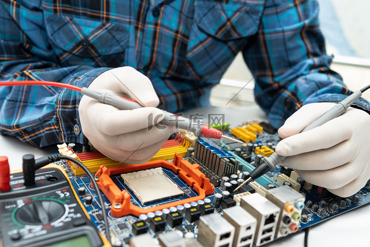 技术人员用烙铁修复硬盘内部。