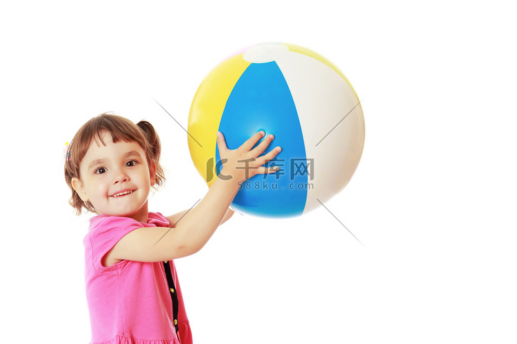 小女孩正在玩球。儿童运动、夏季