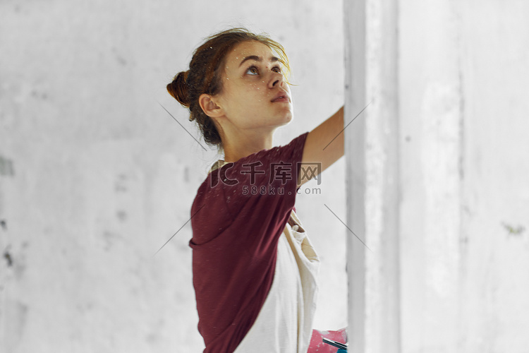 房间装饰家居装修中用刷漆的女画