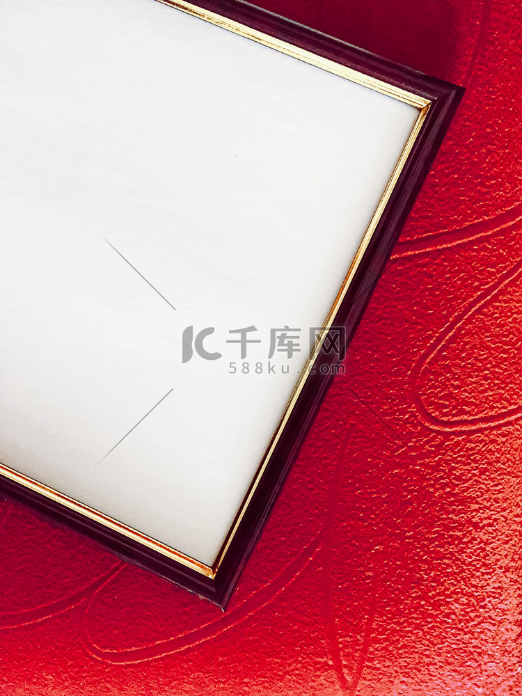 红色背景上的空白画框细节、豪华