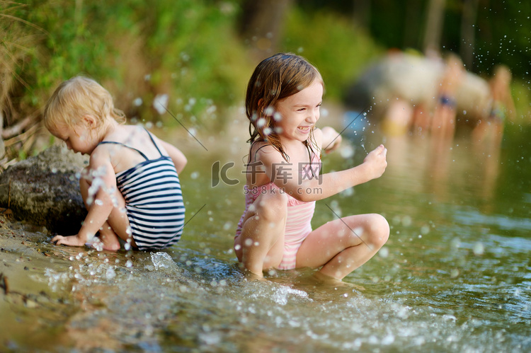 两个小姐妹在河里玩