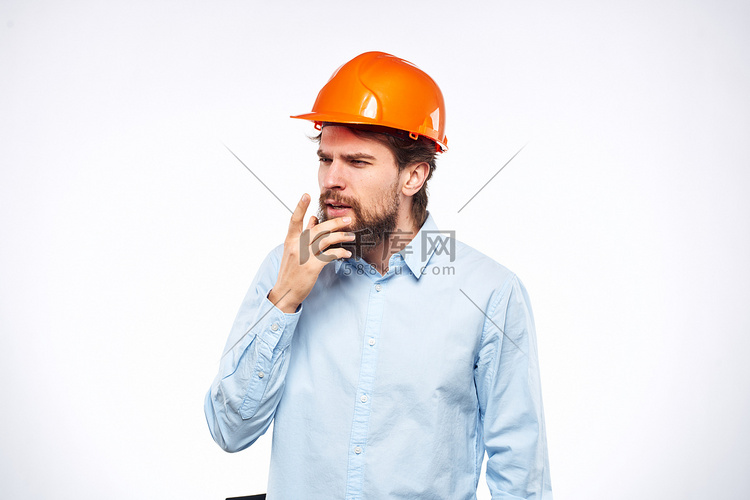 蓝色衬衫橙色安全帽的男子专业建