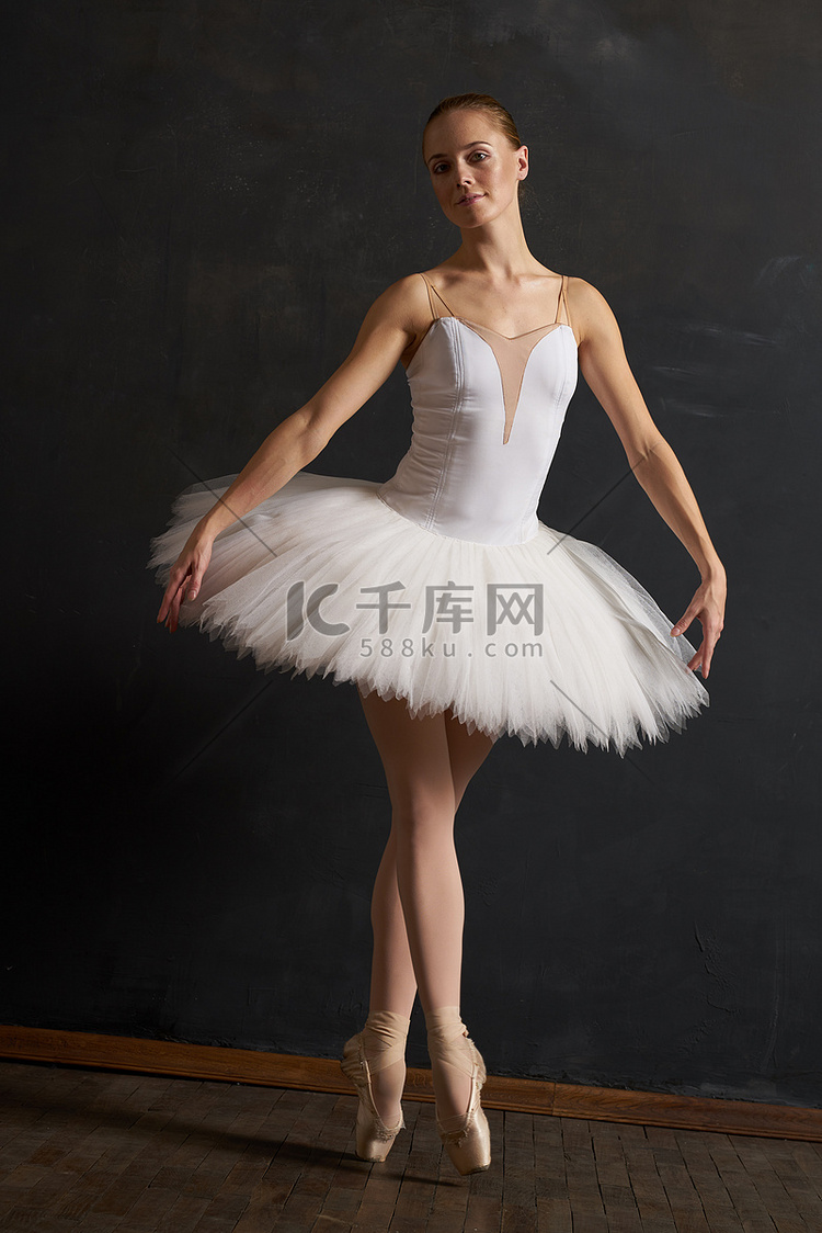 穿着白色芭蕾舞短裙的女芭蕾舞演