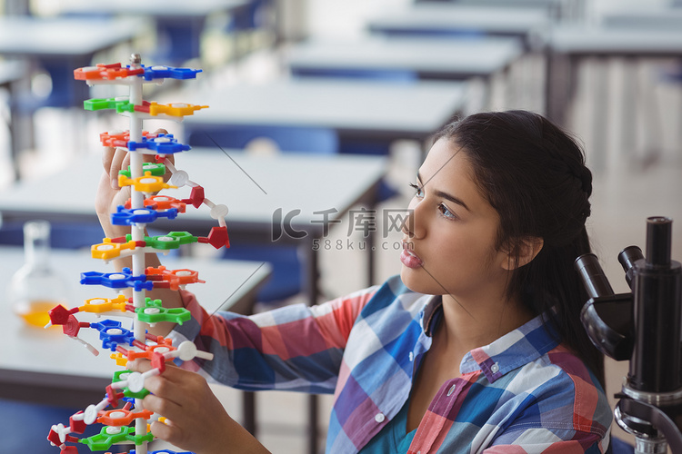 细心的女学生在实验室试验分子模