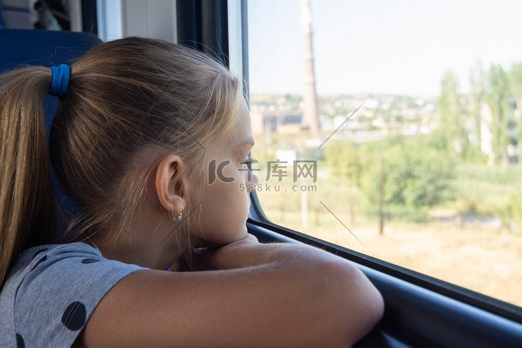 十几岁的女孩在电动火车上看着窗