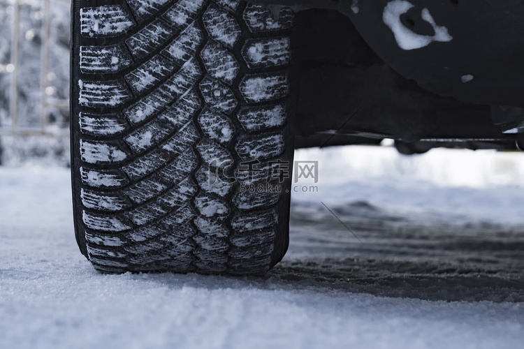 汽车的车轮在雪中涂有冬季轮胎。