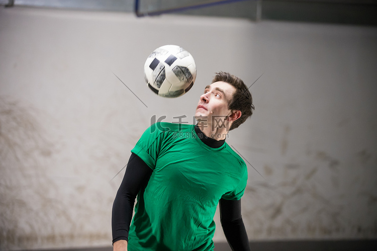 足球运动员用球训练他的技能