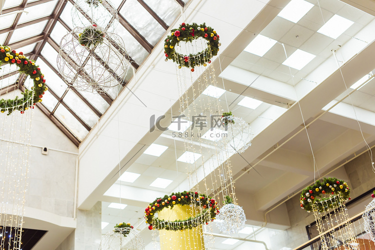 商场、机场或车站房间的圣诞装饰