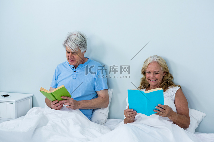微笑的年长夫妇看书