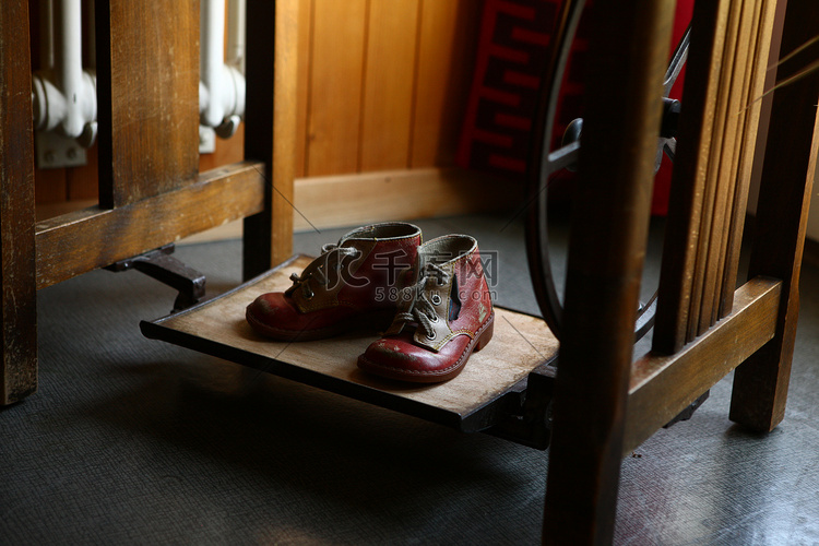 老房子里陈列的旧红鞋