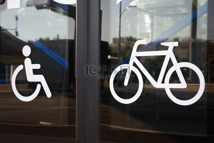 公交车门上残疾人和自行车的标志