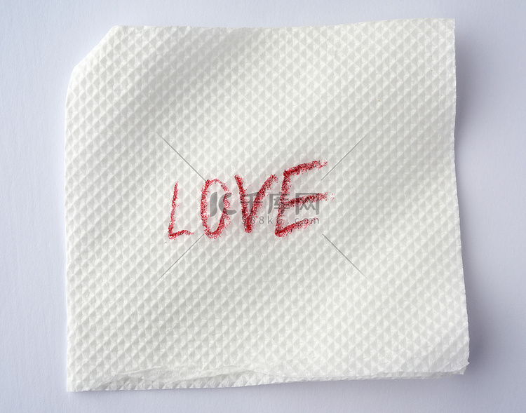 白纸巾上用红色唇膏写的爱