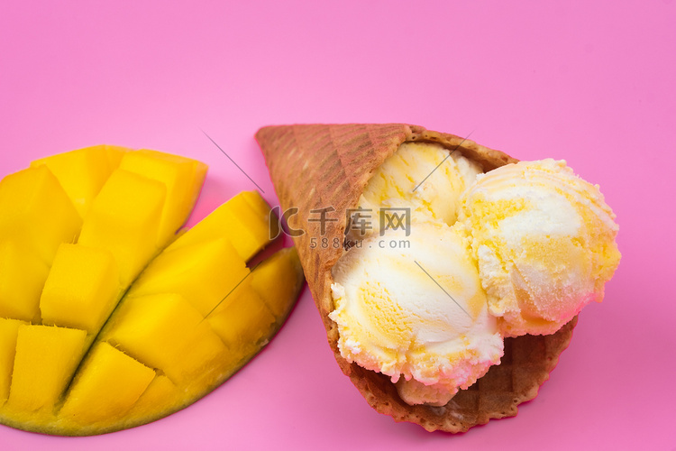粉色背景的华夫饼锥中的芒果味冰
