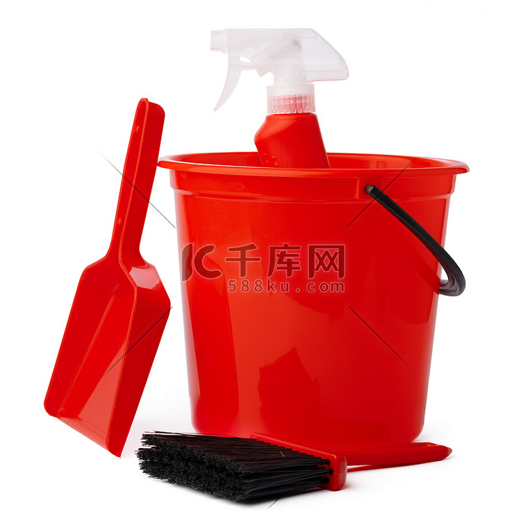 红色桶与清洁用品隔离在白色背景