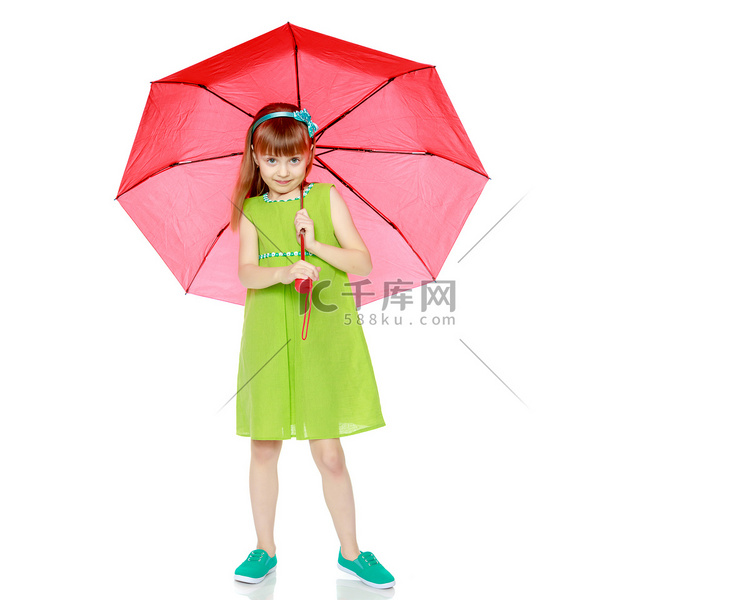 女孩撑着一把红伞，遮挡日晒雨淋