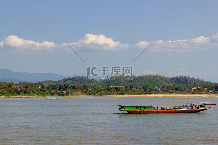 在湄公河上乘船游览泰国美丽的风