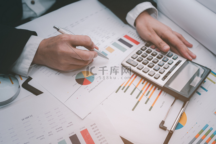 亚洲会计师在现代办公、财务和商
