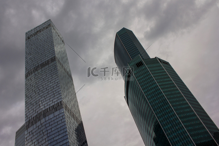 高耸的摩天大楼映衬着乌云密布的