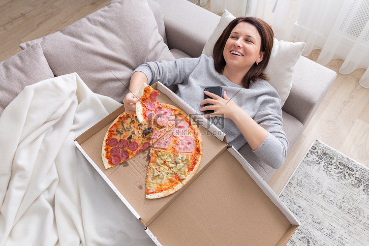 女人吃披萨 从上面拍摄的图像
