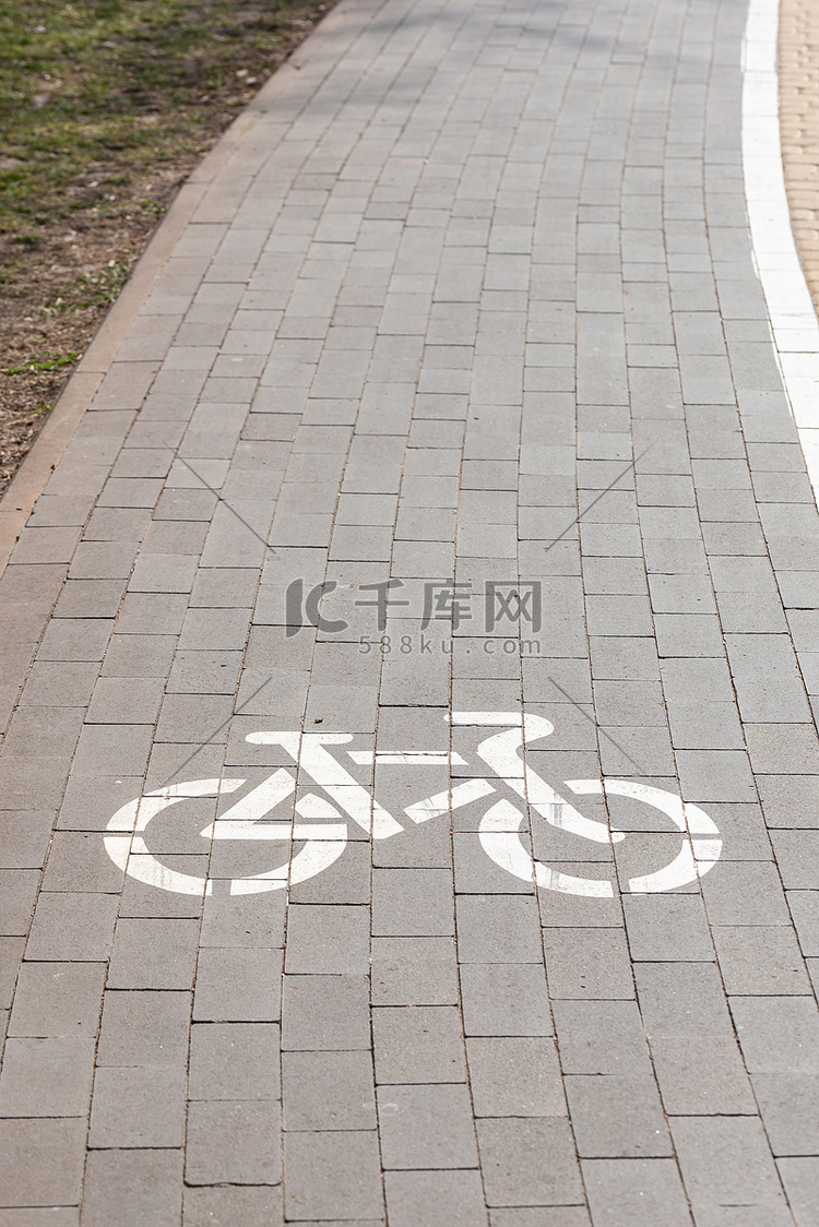 白色自行车道标志