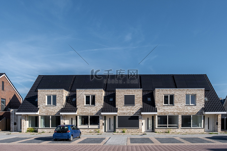 新建房屋，屋顶上安装有太阳能电
