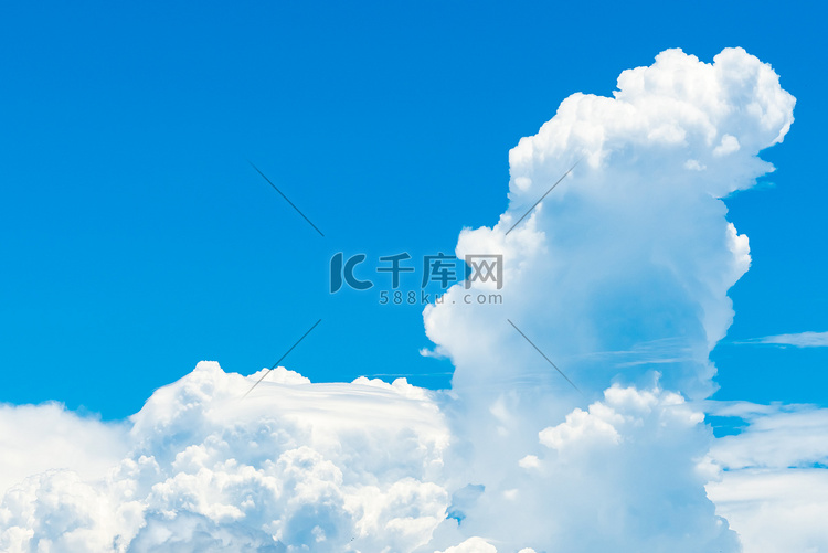 美丽的蓝天和白色积云抽象背景。