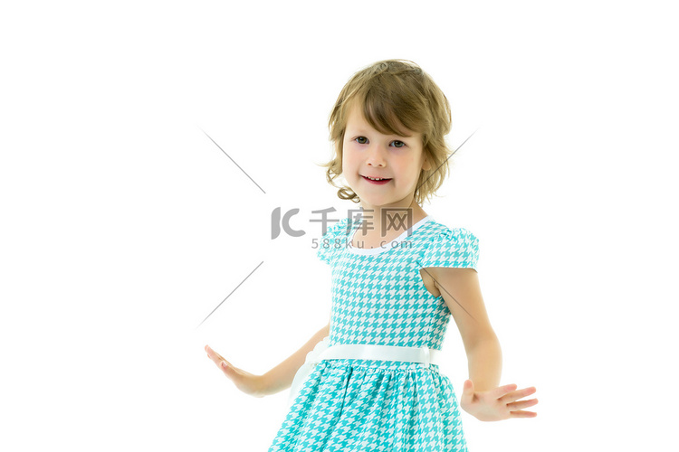 一个活泼的小女孩正在跳舞。