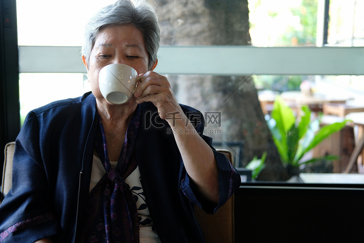 老老年老年妇女喝热摩卡咖啡茶