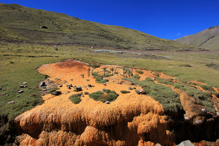 秘鲁安第斯山脉的硫磺溪