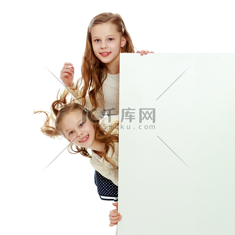 两个小女孩从白色广告禁令后面偷