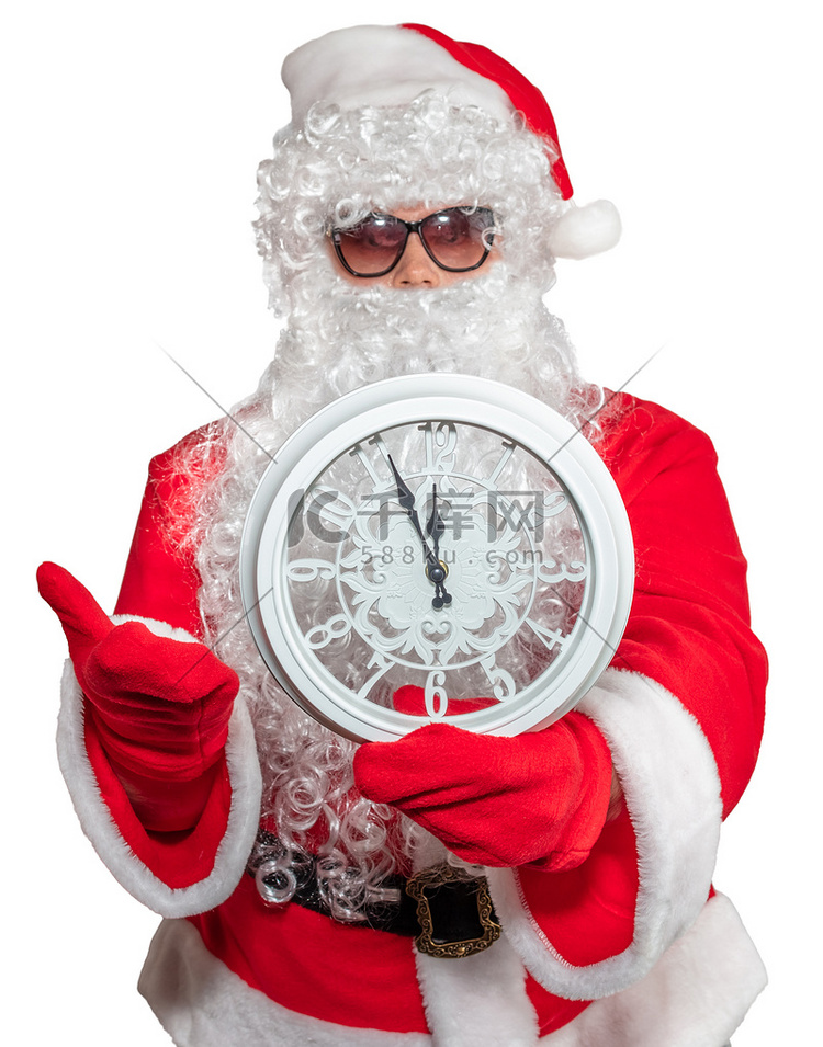 圣诞老人拿着一个白色的时钟，显