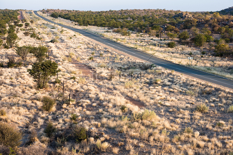 横跨纳米比亚无尽大草原的现代柏