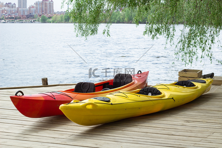 湖边车站木甲板上的两艘皮划艇
