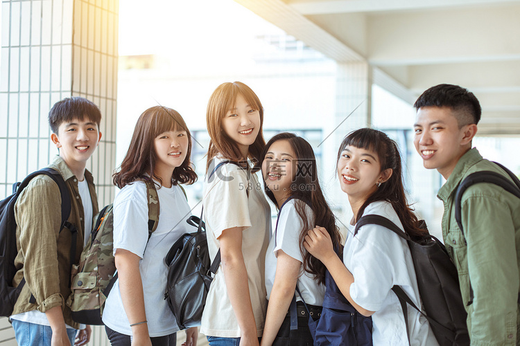 一群快乐的学生站在大学走廊上