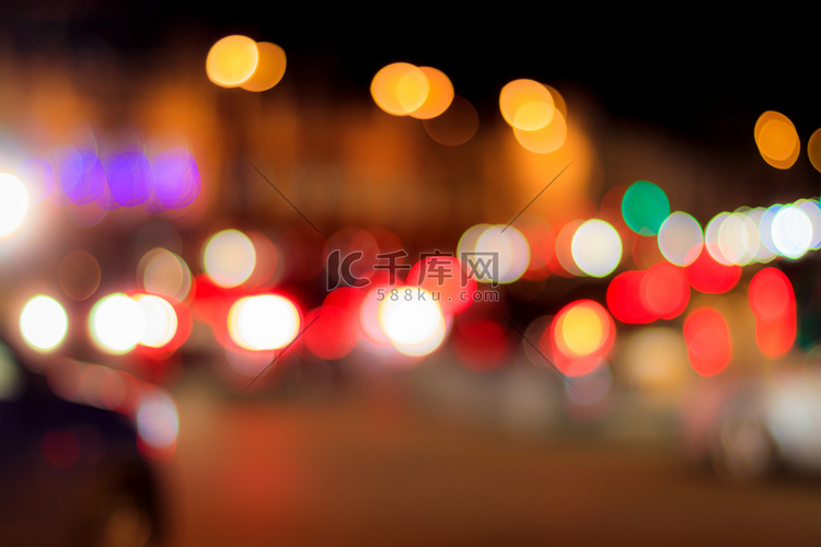 夜晚的城市中汽车和灯笼的车头灯