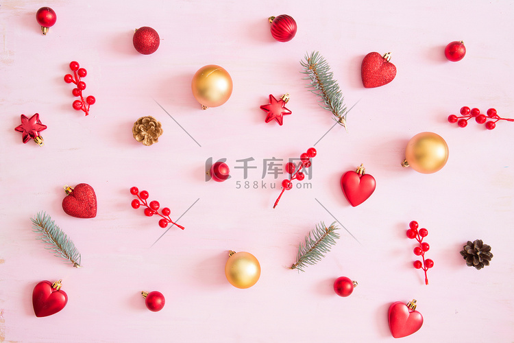 粉红色的木质圣诞背景与红色和金