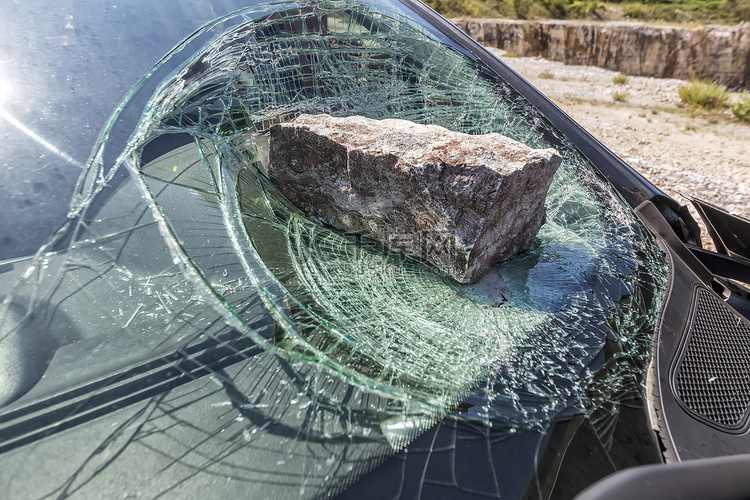 汽车挡风玻璃破损