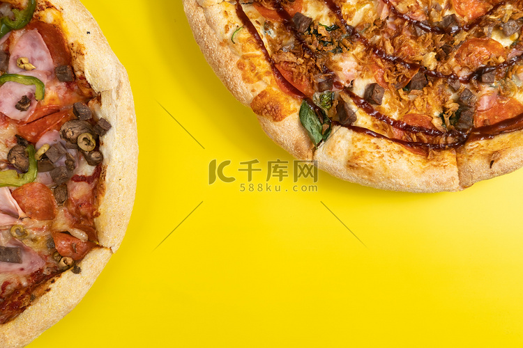 黄色背景中两个不同的美味大比萨