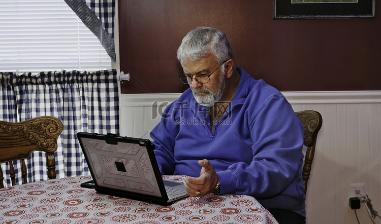 老年人对使用计算机和技术感到不